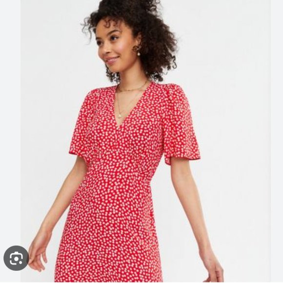 New Look Tall flutter sleeve drop hem midi dress in red/pink pattern - Picture 3 of 6
